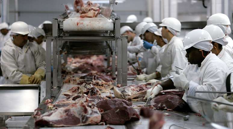 Processamento de carnes em frigorífico em Barretos (SP)
09/09/2005
REUTERS/Paulo Whitaker