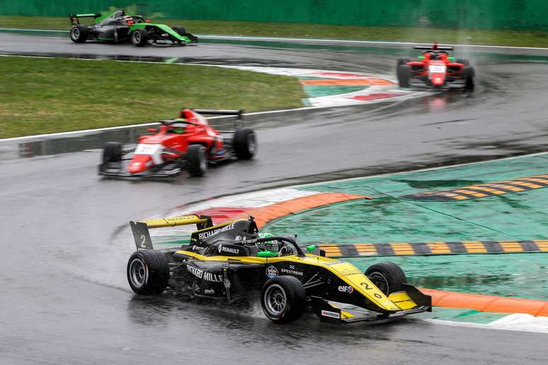 Com pista molhada, Caio Collet supera adversidades e marca primeiros pontos em Monza