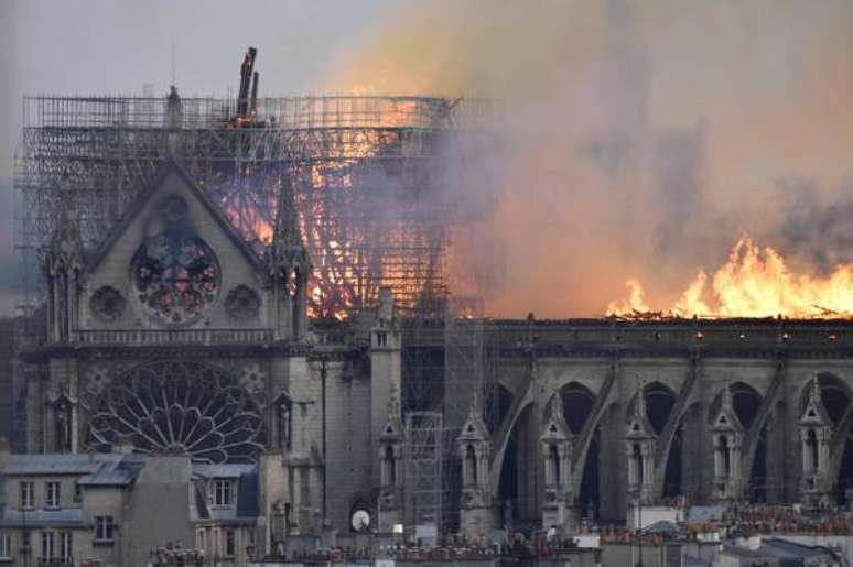 Catedral de Notre-Dame foi consumida por um incêndio na noite desta segunda-feira (15)