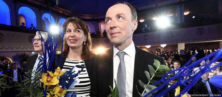O populista de direita Jussi Halla-aho ao lado de colegas de partido, durante o anúncio de resultado eleitoral