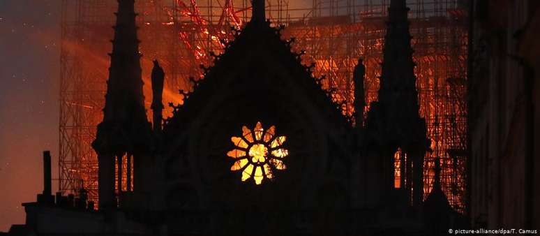 As chamas consomem a catedral histórica: fogo se espalhou rapidamente