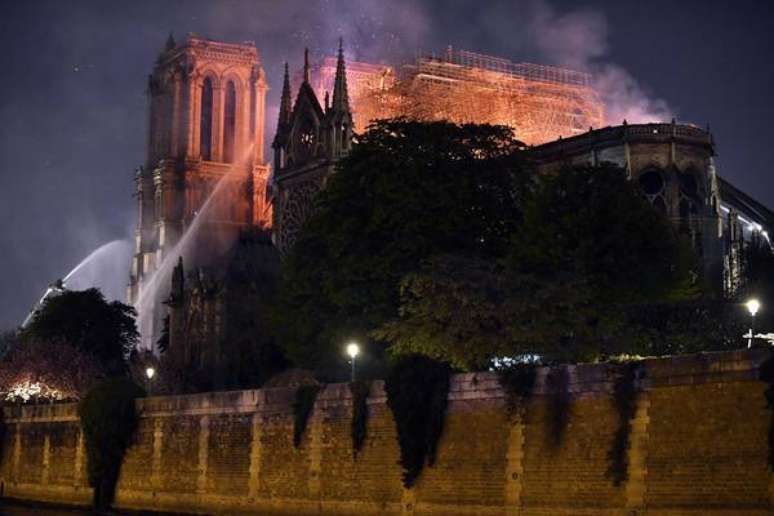 Premier da Itália expressa 'luto' por incêndio na Notre Dame