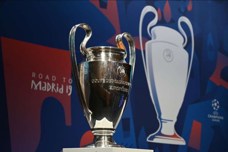 O objeto de desejo dos oito clubes restantes na Champions (Foto: Fabrice Coffrini/AFP)