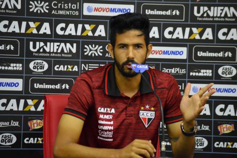 Jonathan destaca foco para levantar a taça (Foto: Paulo Marcos / Atlético-GO / Divulgação)
