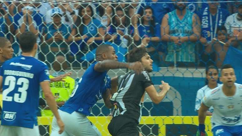 A imagem mostrou que Dedé puxou Igor Rabello comentendo pênalti, mas a jogada foi ignorada pelo VAR-Reprodução TV Globo