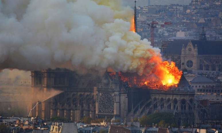 Catedral de Notre-Dane ardendo em chamas nesta segunda-feira (Foto: AFP)