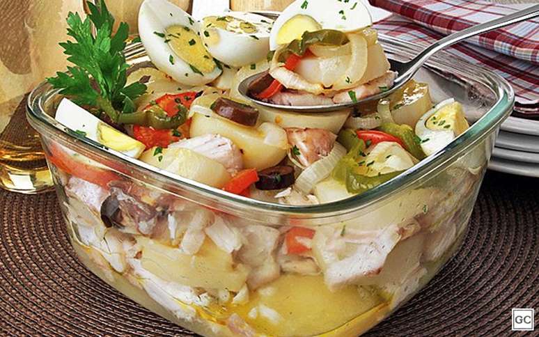 A típica bacalhoada portuguesa é deliciosa e prática 
