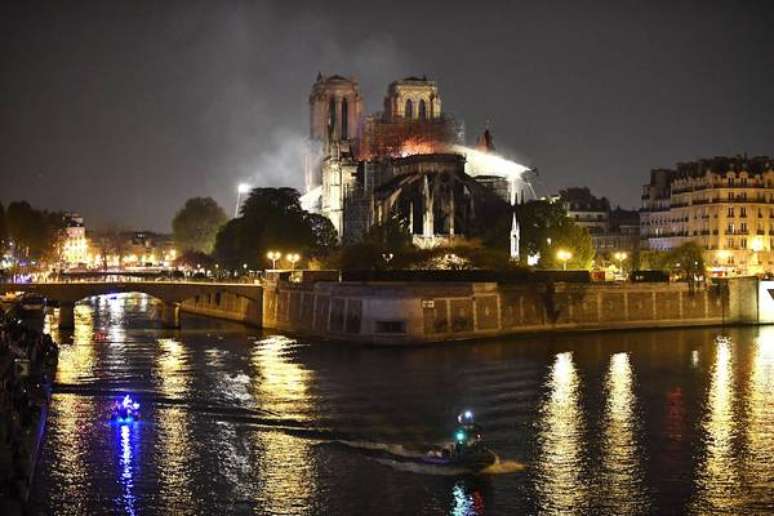 Relíquias preservadas na Notre Dame estão a salvo,diz reitor