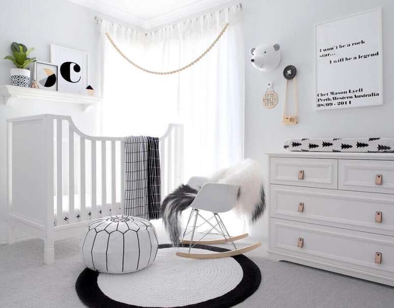 3 Decoração preta e branca para quarto de bebê com cadeira de amamentação com balanço – Foto: West Stanton