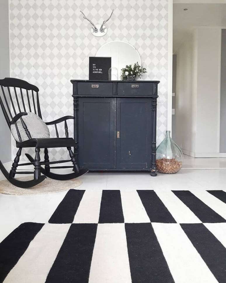 8. Decora&ccedil;&atilde;o preto e branco com cadeira de balan&ccedil;o antiga pintada de preto &ndash; Foto: V&aacute;h&aacute; Goto