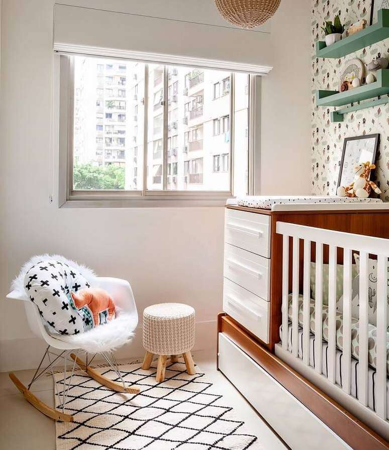 18. Decoração clean para quarto de bebê com cadeira de balanço eames e prateleira verde – Foto: Ester Monteiro Arquitetura