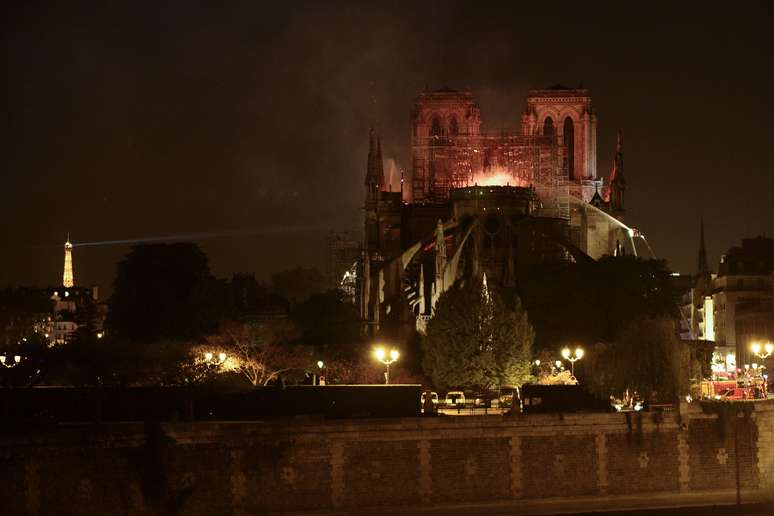 Incêndio atingiu a catedral de Notre Dame, em Paris, nesta segunda-feira (15)