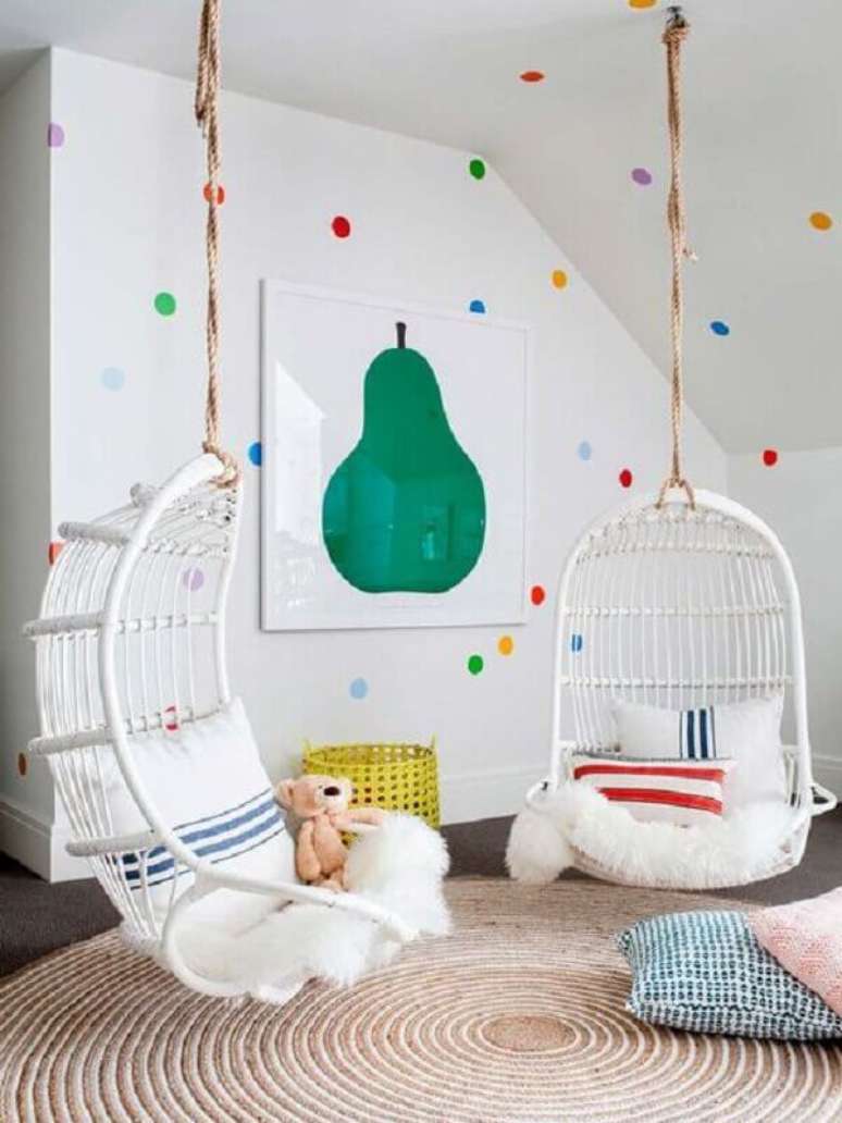 24. A cadeira de balanço suspensa também pode ser usada na decoração de quarto infantil – Foto: MiCasa