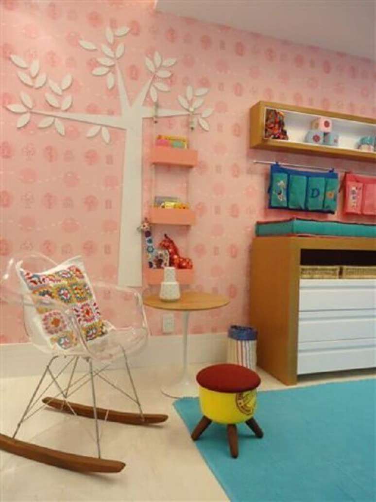 25. Decoração para quarto infantil com cadeira de balanço de acrílico – Foto: Fernanda Amorim
