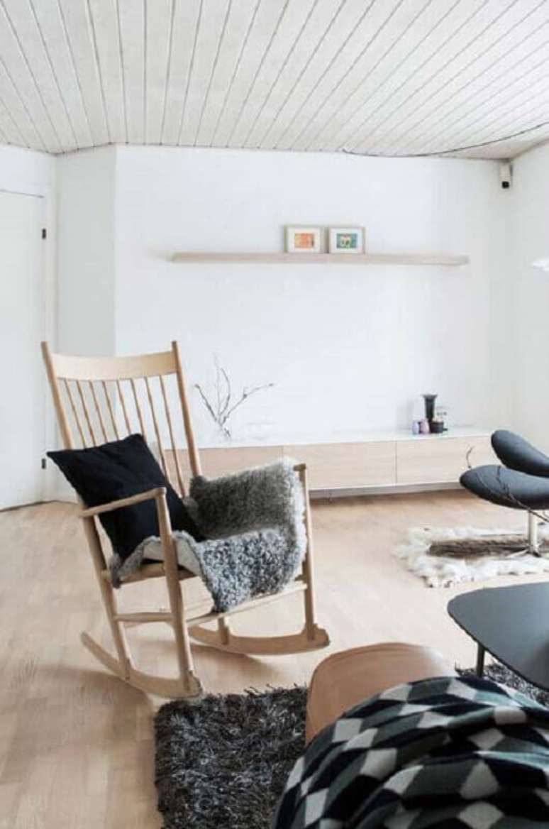 28. A cadeira de balanço de madeira combina com vários tipos de decoração – Foto: Neu dekoration stile