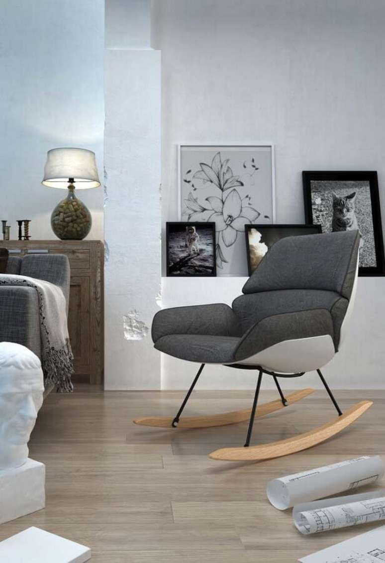 29. Cadeira de balanço moderna para decoração de sala cinza – Foto: Pinosy