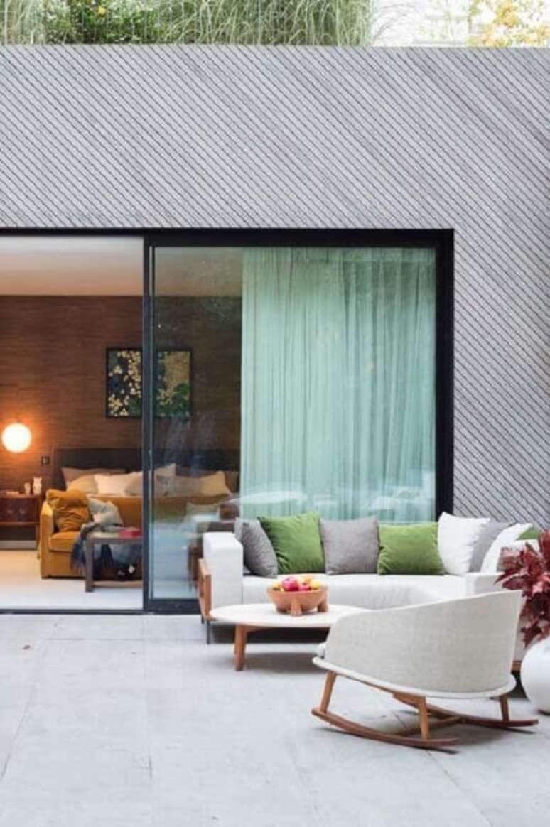 30. Decora&ccedil;&atilde;o moderna para varanda ampla com cadeira de balan&ccedil;o moderna &ndash; Foto: Pinterest