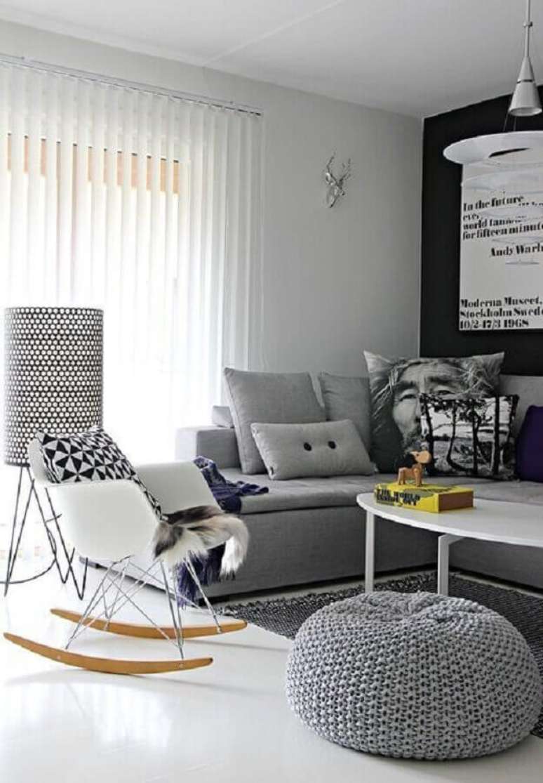 31. Decoração moderna para sala cinza com cadeira de balanço eames – Foto: Mad for Modern