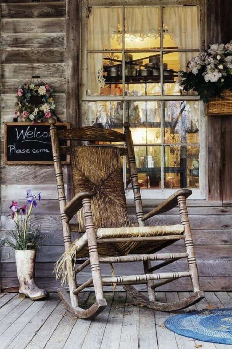 36. Decoração rústica com cadeira de balanço antiga para varanda – Foto: Viajante Clandestino