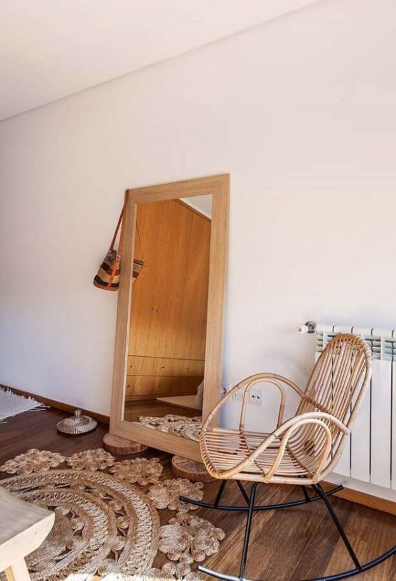 39. Decoração simples com espelho apoiado na parede e cadeira de balanço de madeira – Foto: Neu dekoration stile