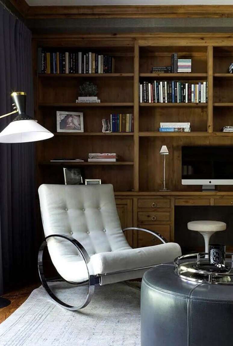 40. Aqui a cadeira de balan&ccedil;o moderna deixou a decora&ccedil;&atilde;o do escrit&oacute;rio muito mais charmosa &ndash; Foto: Neu dekoration stile