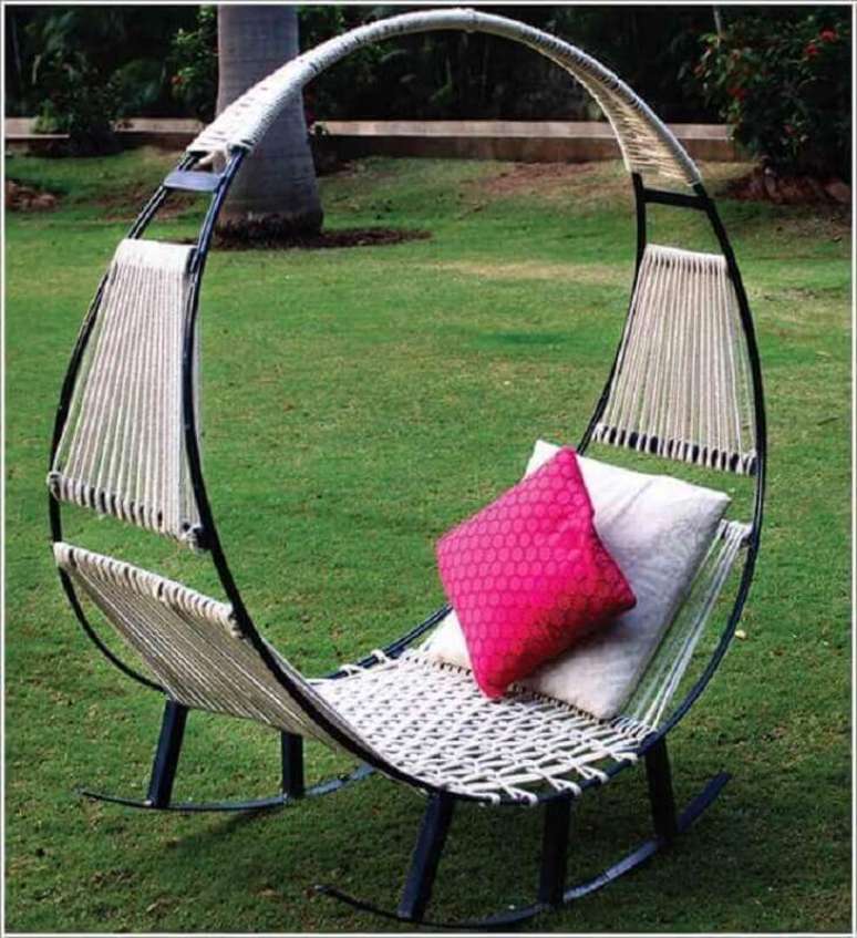 41. Jardim decorado com cadeira de balanço de ferro moderna – Foto: Air Freshener