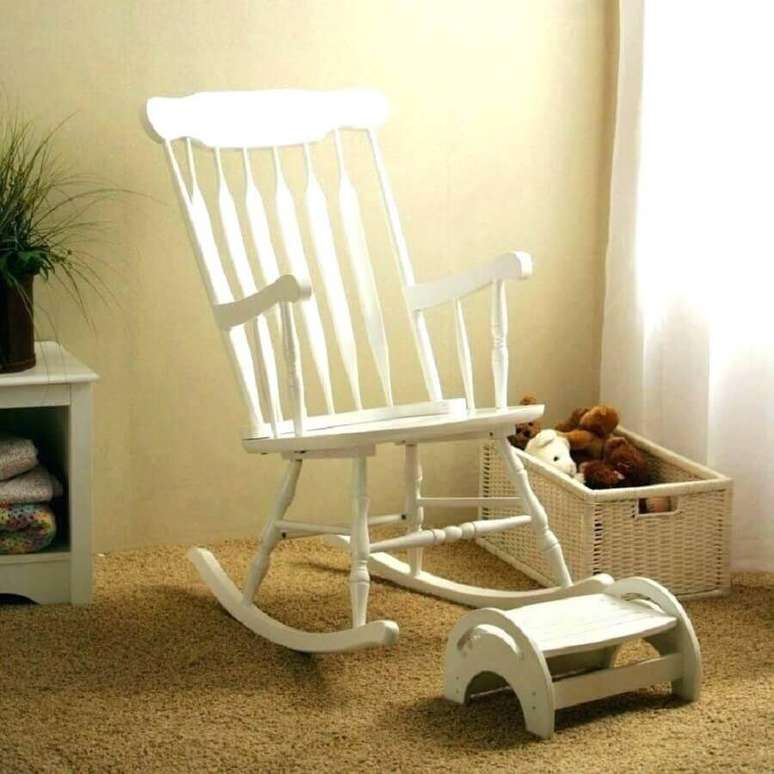 2. Modelo clássico de cadeira de balanço de madeira pintada de branco – Foto: Thesrch