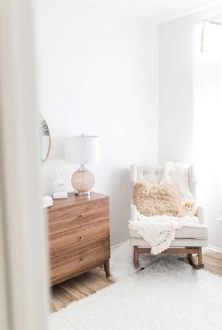 42. Modelo de cadeira de balanço confortável para quarto de bebê com cômoda de madeira – Foto: Noaki Jewelry