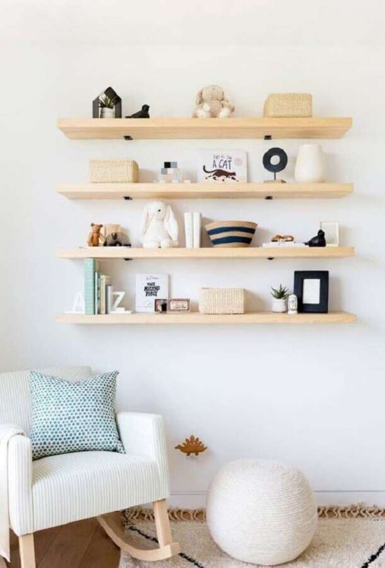 45. Cadeira de balan&ccedil;o moderna com estrutura de madeira &ndash; Foto: Pinterest