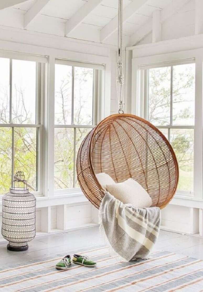 47. Cadeira de balanço suspensa redonda para decoração clean – Foto: Pinterest