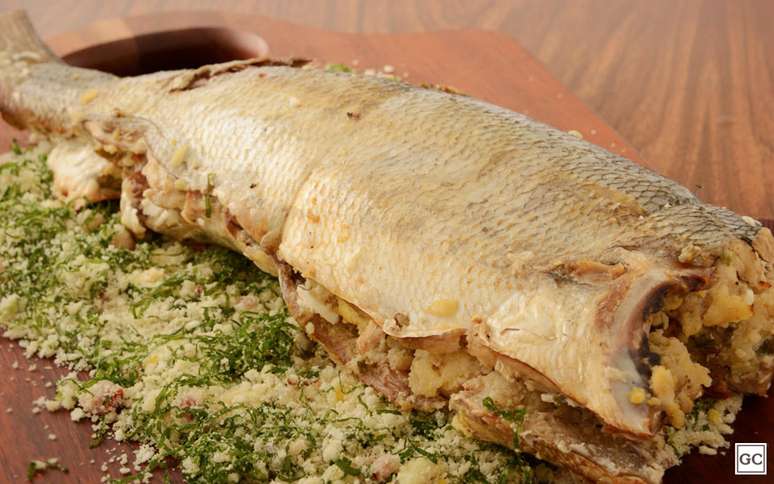 Peixe assado recheado com farofa é ideal para almoços da Páscoa  