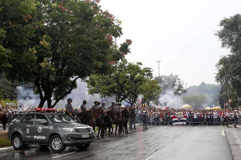 Polícia Militar faz cerco para conter torcedores do São Paulo antes do jogo entre São Paulo FC e Corinthians realizado no Estádio do Morumbi em São Paulo