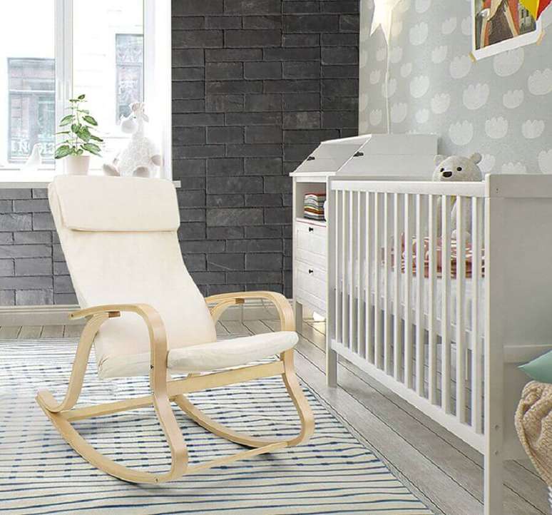 49. Quarto de bebê decorado com tapete listrado e cadeira de amamentação com balanço – Foto: Stonetack