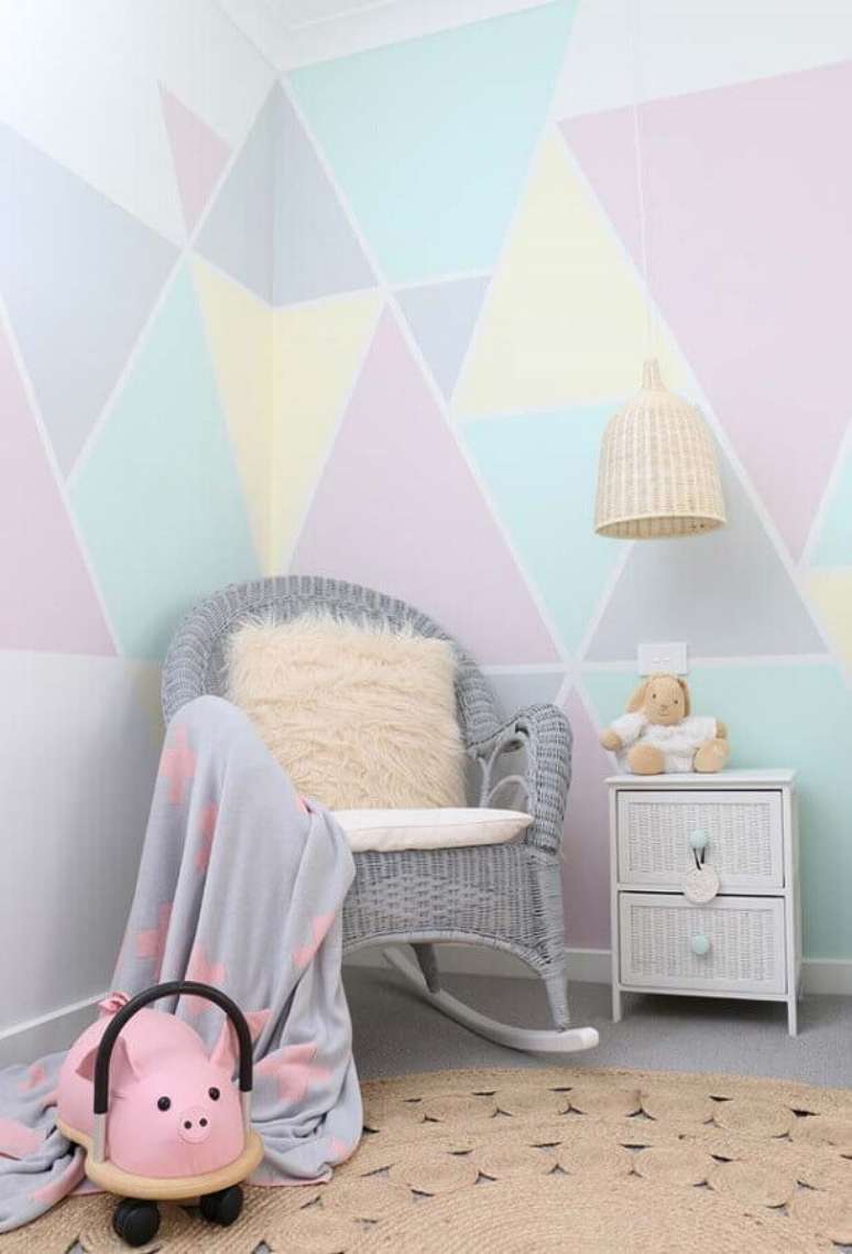 50. Quarto de crian&ccedil;a decorado com papel de parede em tons past&eacute;is e cadeira de balan&ccedil;o para beb&ecirc; cinza &ndash; Foto: Interiors by Charlie