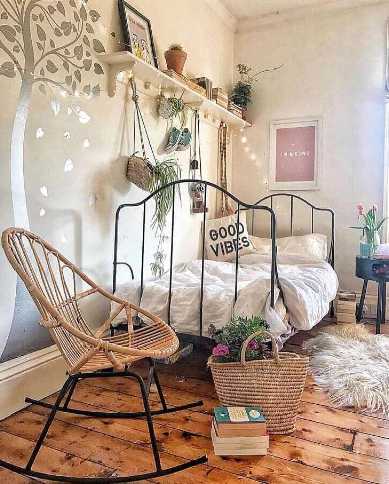 51. Quarto de menina decorado com cadeira de balanço de ferro e vime – Foto: Dee Interior Design