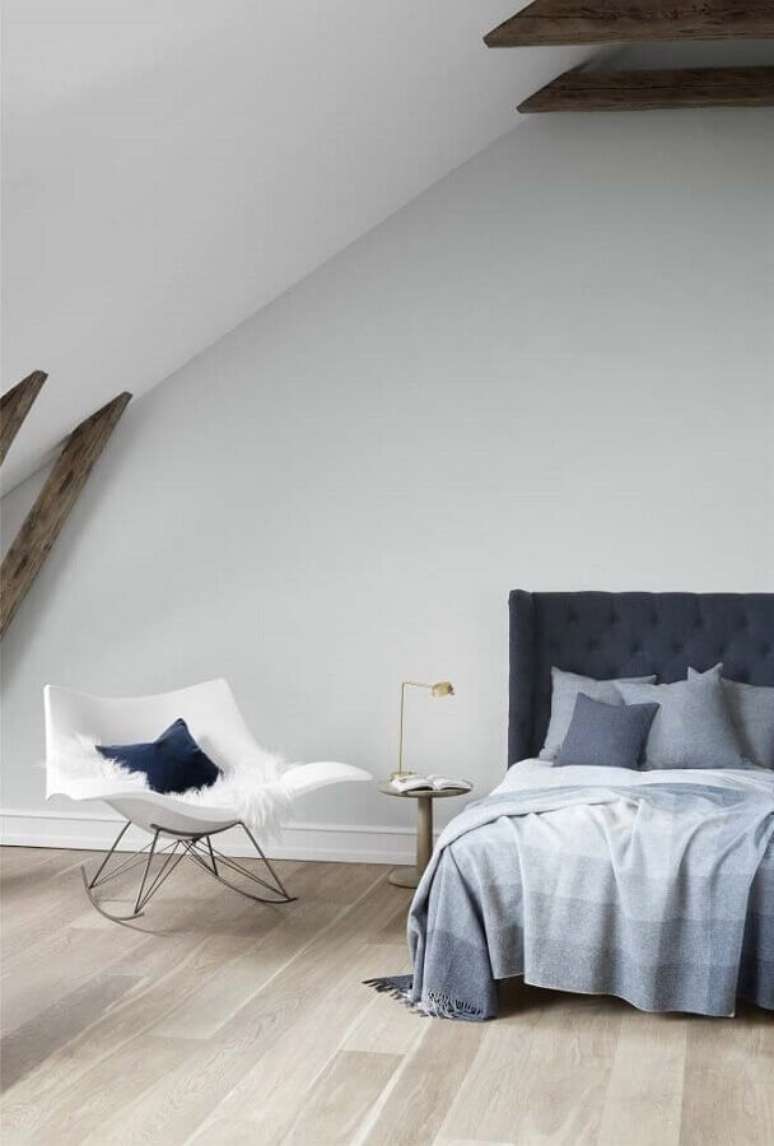 54. Decoração minimalista para quarto com cadeira de balanço branca – Foto: Fredericia Furniture