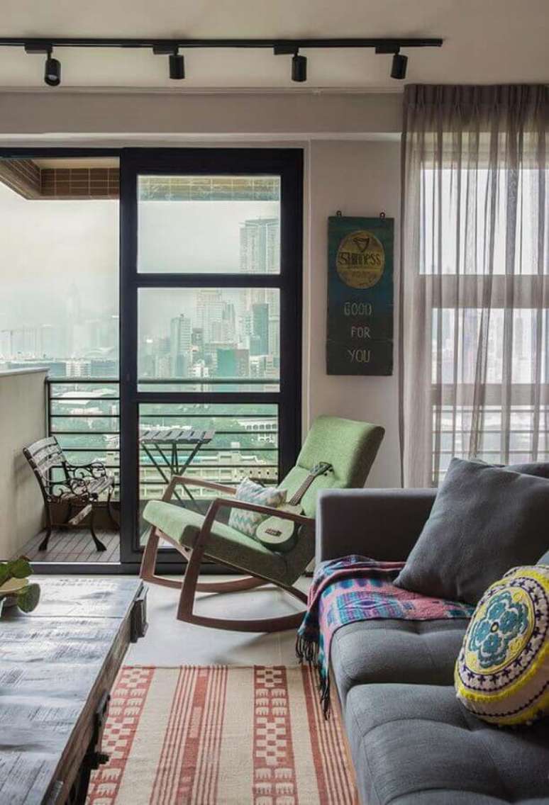 55. Sala decorada com cadeira de balanço de madeira e estofado verde – Foto: Neu dekoration stile