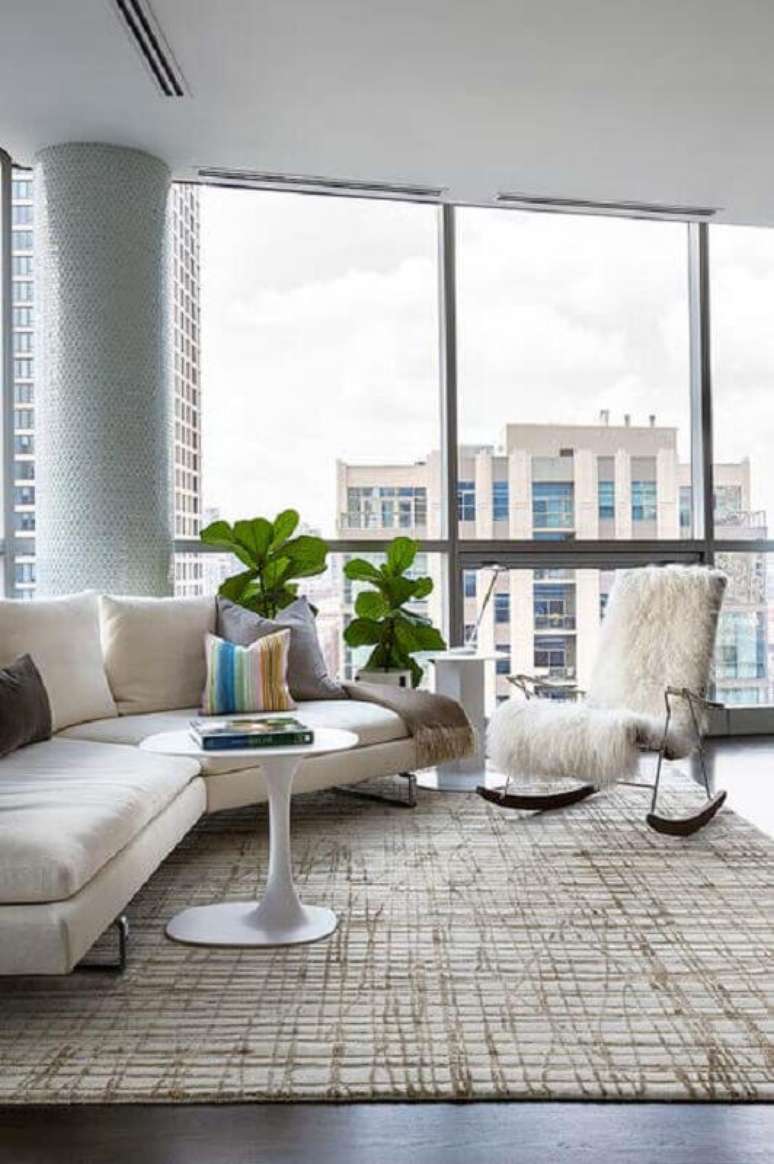 57. Sala moderna decorada com sof&aacute; de canto e cadeira de balan&ccedil;o &ndash; Foto: Zozu