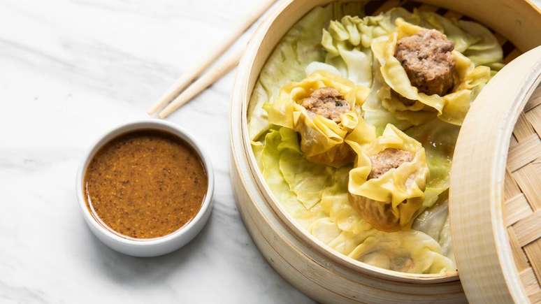 Um dos pratos mais tradicionais da culin&aacute;ria chinesa &eacute; o dumpling, que pode ser preenchido com diferentes ingredientes