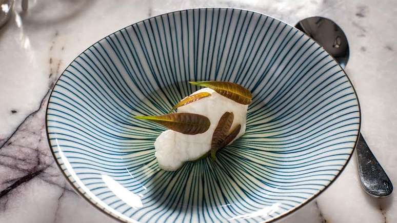 Um dos pratos do restaurante Fung Tu levava ovo poch&ecirc;, com caldo e folhas de Toona