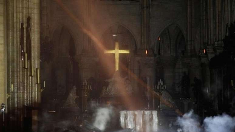 Imagem do altar da igreja com parte do telhado no chão