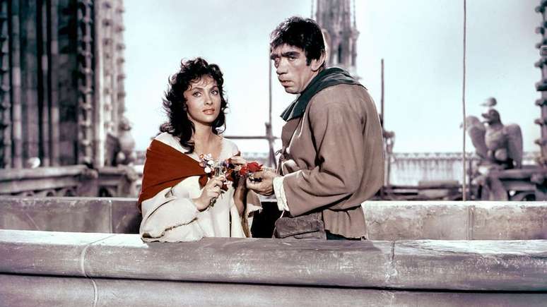 A atriz italiana Gina Lollobrigida interpretou Esmeralda e o ator mexicano-americano Anthony Quinn foi Quasimodo em um filme de 1956