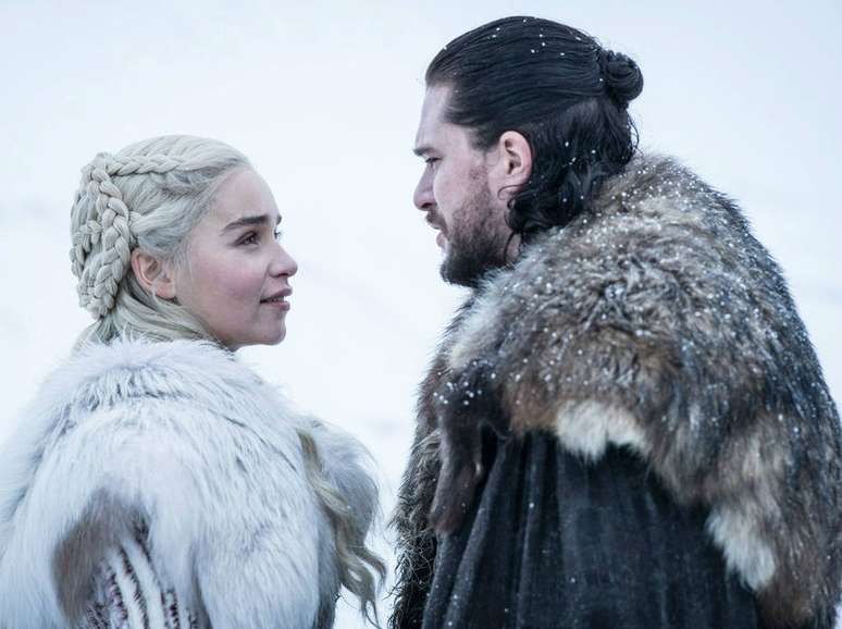 Daenerys Targaryen (Emilia Clarke) e Jon Snow (Kit Harington) no primeiro episódio da oitava e última temporada de 'Game of Thrones'.