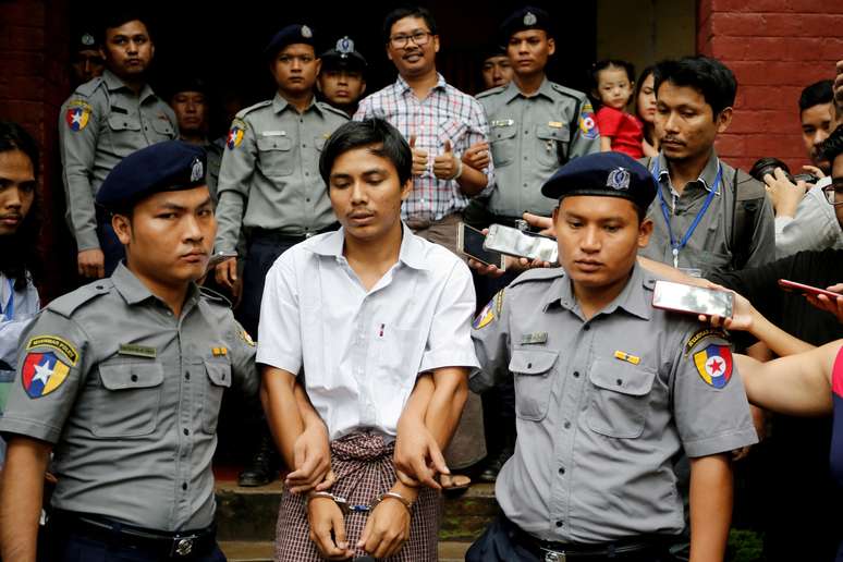 Wa Lone e Kyaw Soe Oo são escoltados por policiais em Mianmar
20/08/2018
REUTERS/Ann Wang/File Photo