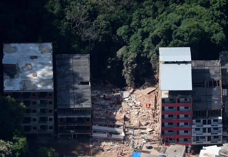 Imagem aérea de prédios que desabaram na Muzema, no Rio de Janeiro