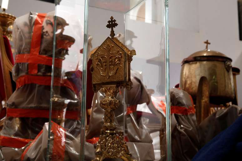 Relíquias salvas da Catedral de Notre-Dame guardadas na Prefeitura de Paris
16/04/2019
REUTERS/Benoit Tessier