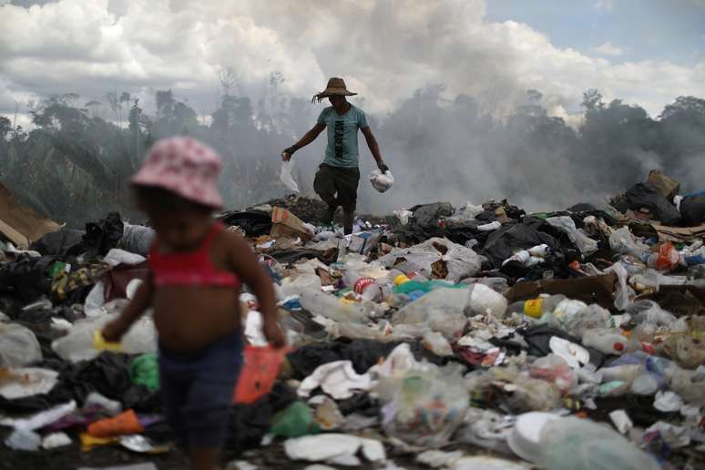 Venezuelanos reviram lixo em aterro sanit&aacute;rio em Pacaraima, Roraima
13/04/2019 REUTERS/Pilar Olivares 
