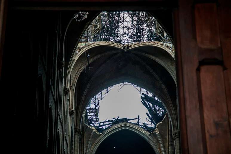 A parte interior da catedral de Notre-Dame, após o incêndio