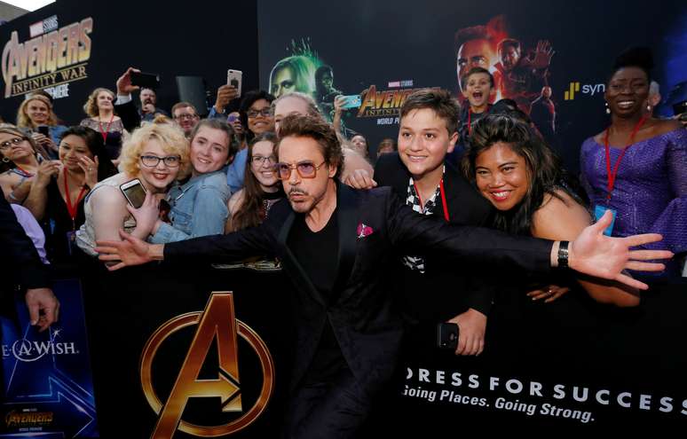 Ator Robert Downey Jr. posa com f&atilde;s durante pr&eacute;-estreia em Los Angeles
23/04/2018 REUTERS/Mario Anzuoni