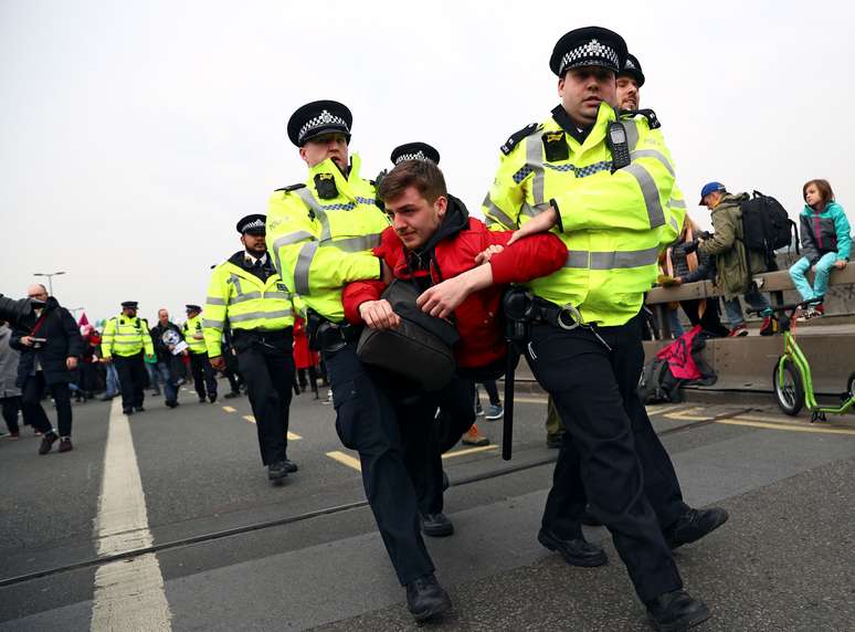 Ativista é detido na ponte Waterloo
16/04/2019
REUTERS/Hannah McKay